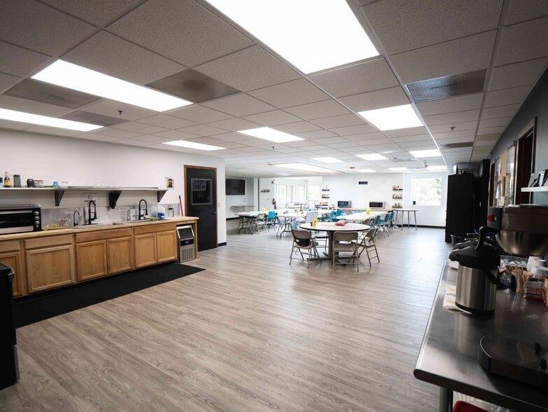 More Photos Of 1075 Arrowsmith St, Eugene Light Distribution For Sale