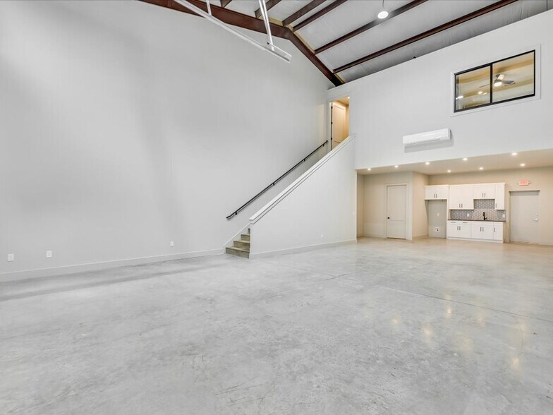 More Photos Of 15210 Fitzhugh Rd, Austin Light Distribution For Lease