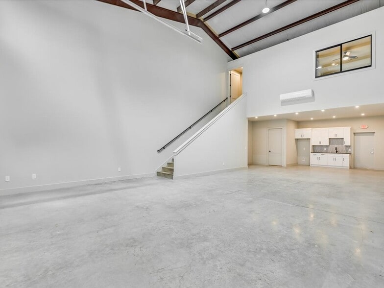 More Photos Of 15210 Fitzhugh Rd, Austin Light Distribution For Sale