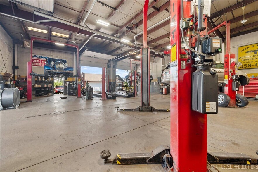 More Photos Of 632 W Colfax St, Palatine Flex For Sale