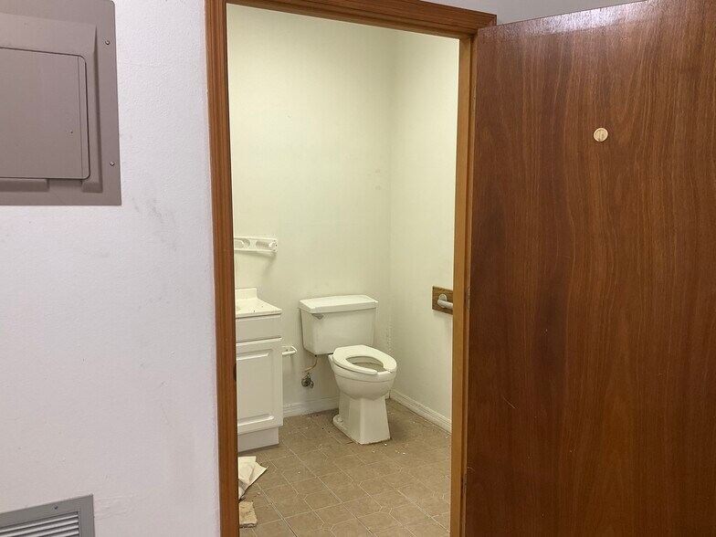 More Photos Of 16455 E Highway 40, Silver Springs Medical For Lease