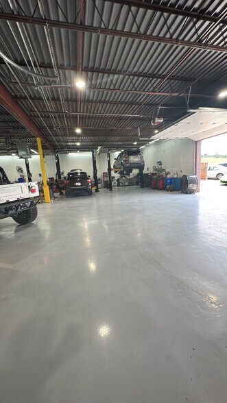 More Photos Of 10640-10650 Gateway Blvd, Creve Coeur Light Distribution For Lease