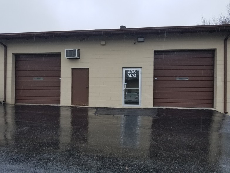 More Photos Of 433-435 E Diamond Ave, Gaithersburg Warehouse For Lease