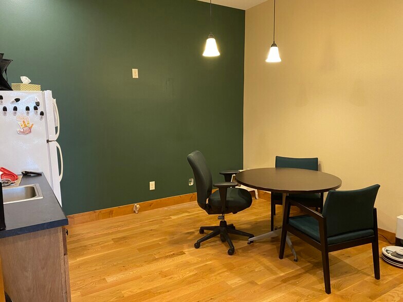 More Photos Of 803 Fairfax St, Altoona Office For Lease