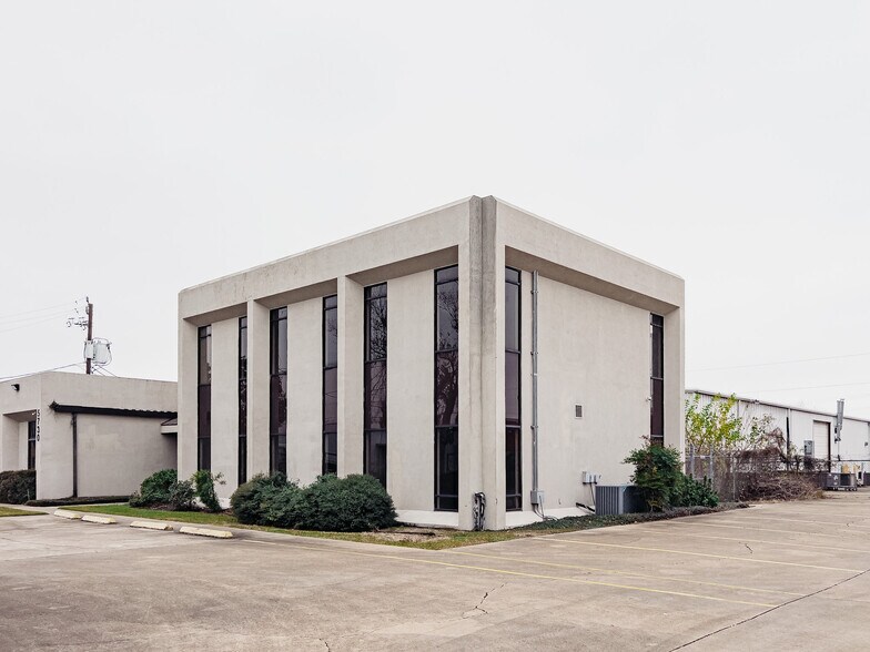 More Photos Of 5730 Centralcrest, Houston Warehouse For Lease