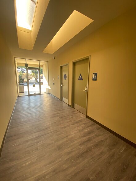 More Photos Of 1350 W Robinhood Dr, Stockton Office For Lease