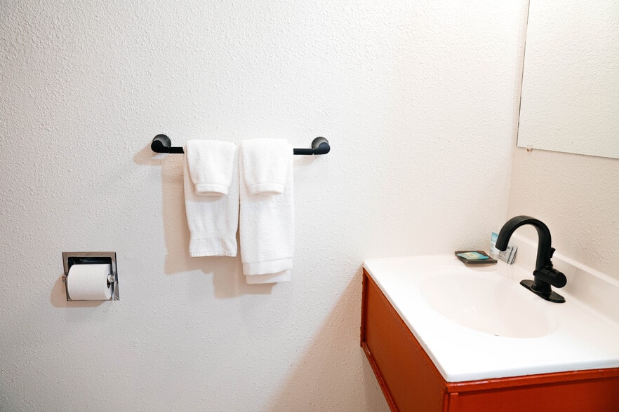 More Photos Of 525 W Rainbow Blvd, Salida Hotel For Sale