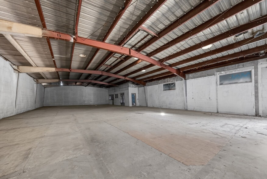 More Photos Of 6840-6842 Hayvenhurst Ave, Van Nuys Distribution For Lease