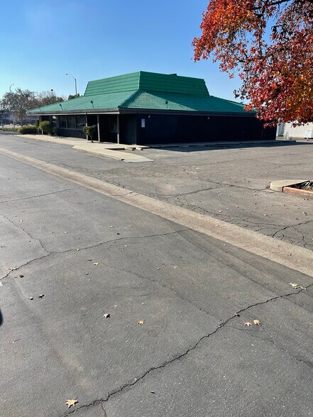 More Photos Of 125 Shaw Ave, Clovis Freestanding For Sale