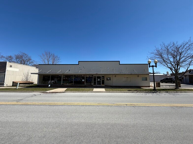 More Photos Of 87 Division St, Manistee Freestanding For Sale