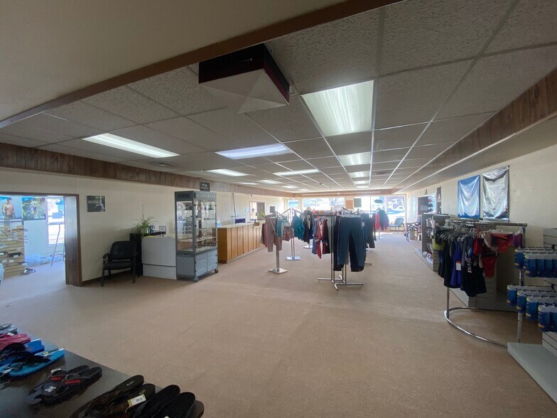 More Photos Of 312 S Federal Blvd, Riverton General Retail For Sale