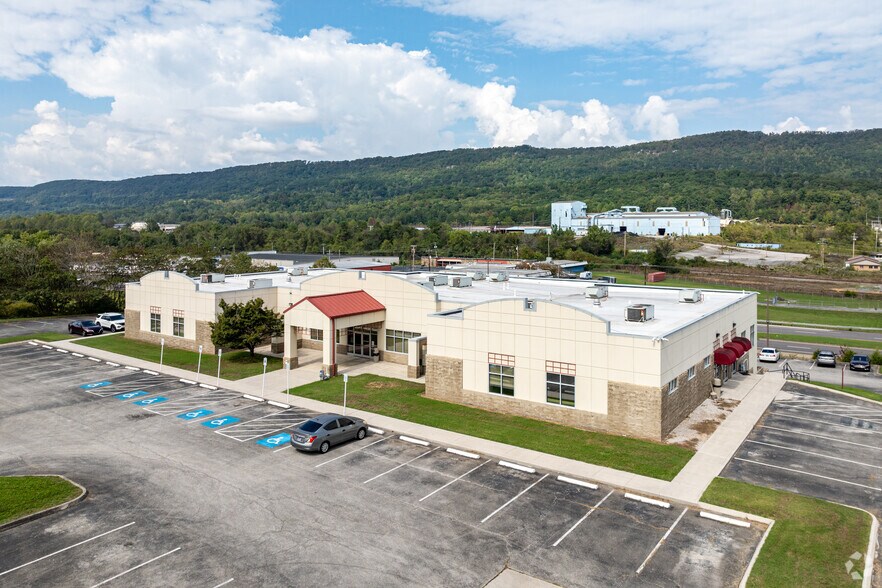 More Photos Of 2497 S Roane St, Harriman Medical For Lease