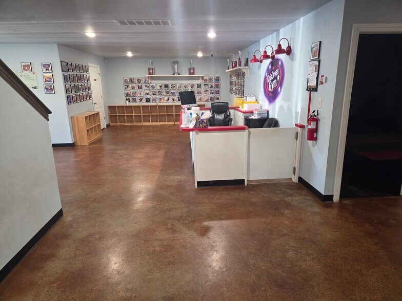 More Photos Of 72 Miller ave, Elgin Sports And Entertainment For Lease