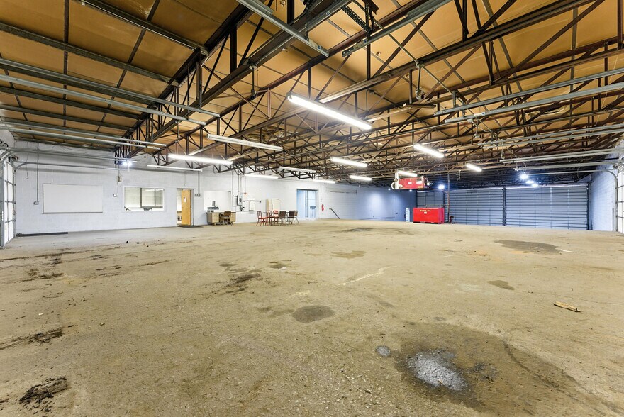 More Photos Of 15 Whipple St, Springfield Distribution For Sale