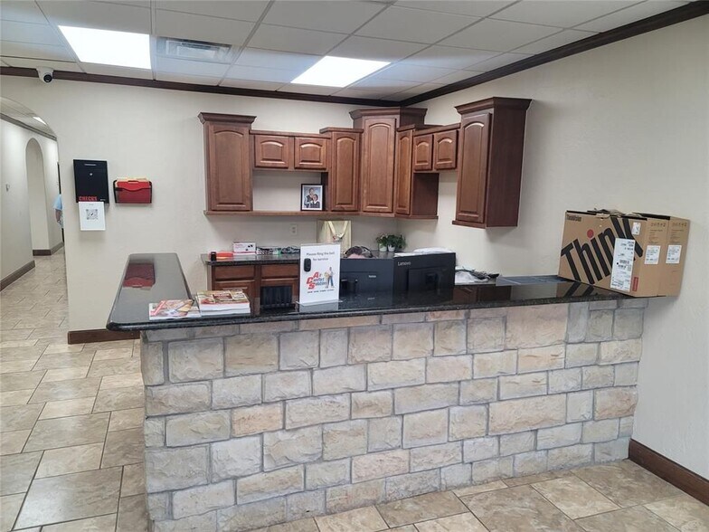 More Photos Of 912 Messenger Ln, Moore Warehouse For Sale