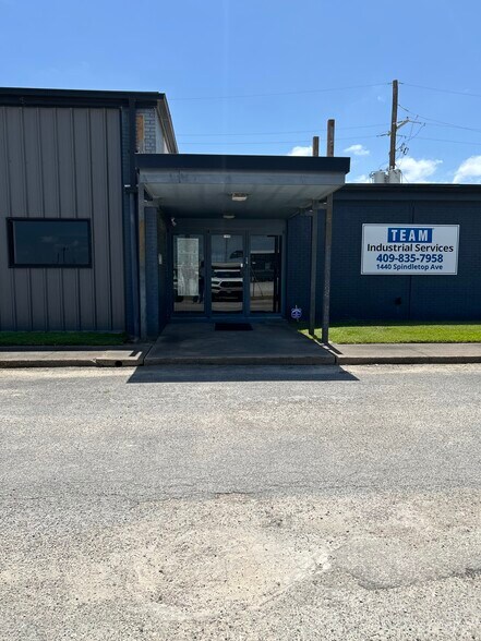 More Photos Of 1440 Spindletop Rd, Beaumont Office For Lease
