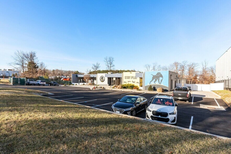 More Photos Of 1508 Moran Rd, Sterling Showroom For Sale