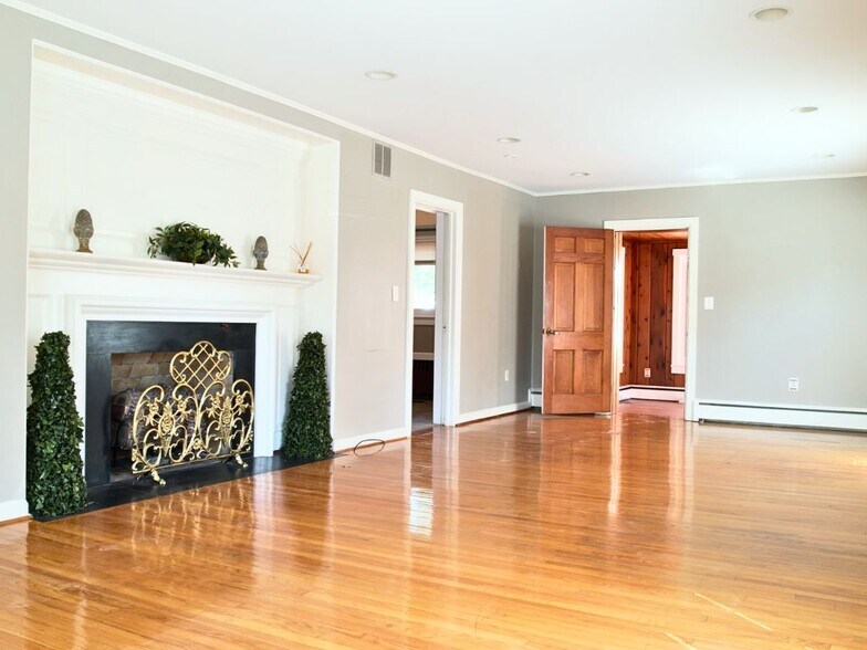 More Photos Of 9327 Main St, Manassas Office For Lease