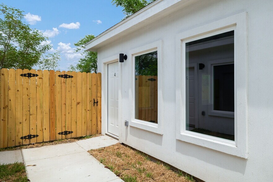 More Photos Of 416 E Acacia St, Alamo Multifamily For Sale