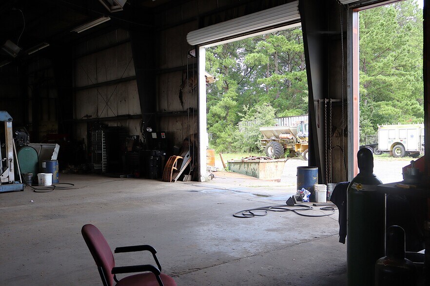 More Photos Of 1530 Parker Ln, Enterprise Warehouse For Lease