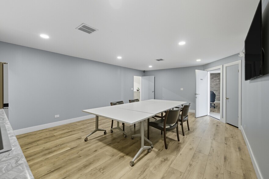 More Photos Of 801 W Grant Hwy, Marengo Showroom For Lease
