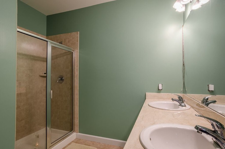 More Photos Of 100-104 Thornton Ct, Greensboro Apartments For Sale