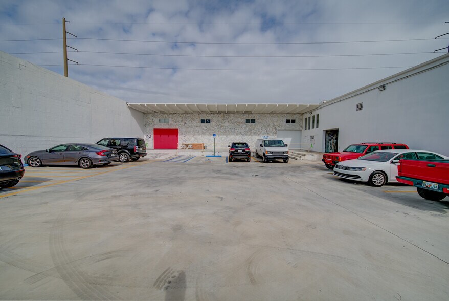 More Photos Of 1341 NW 22nd St, Miami Warehouse For Lease
