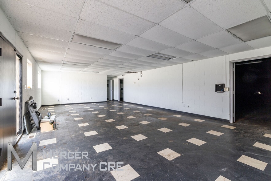 More Photos Of 920 W Skelly Dr, Tulsa Manufacturing For Sale