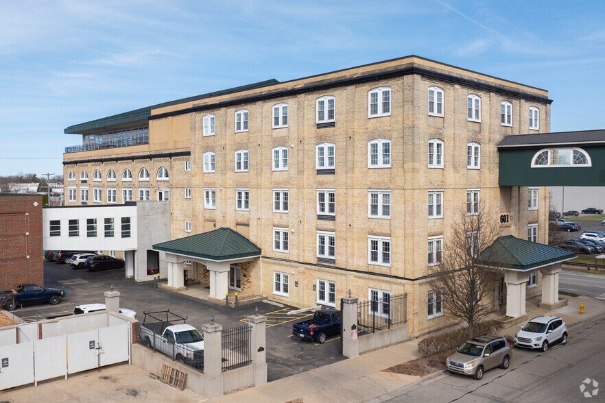 More Photos Of 601 5th St NW, Grand Rapids Medical For Lease