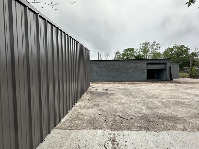 More Photos Of 7001 Weaver Rd, Houston Manufacturing For Sale