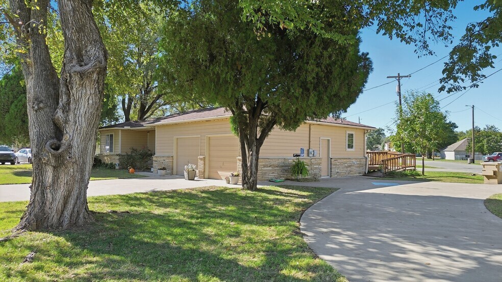 More Photos Of 601 S Cherokee St, Catoosa Office For Sale