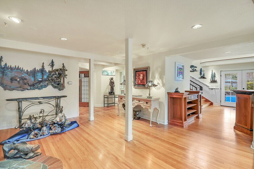 More Photos Of 42837 McKenzie Hwy, Leaburg Freestanding For Sale