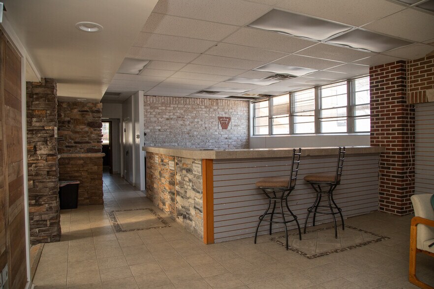 More Photos Of 101 Ashworth Rd, West Des Moines Showroom For Sale