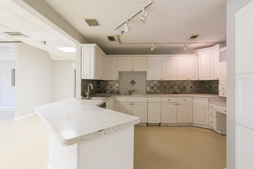 More Photos Of 2526 W New York Ave, Deland Warehouse For Sale