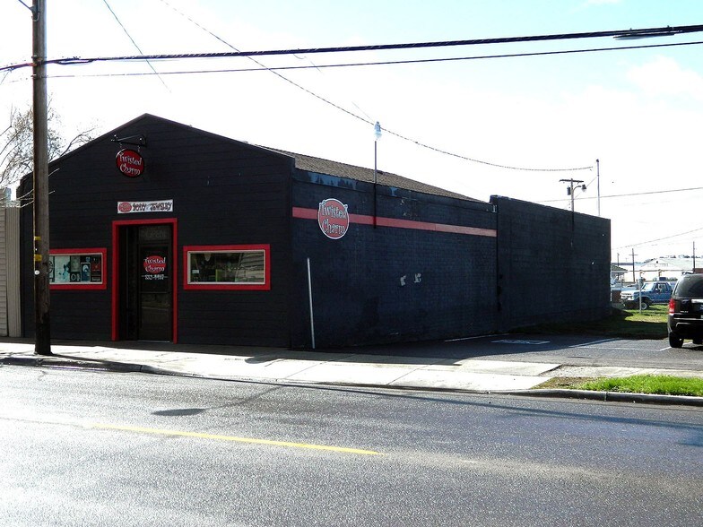 Primary Photo Of 162 E Main St, Klamath Falls Freestanding For Sale