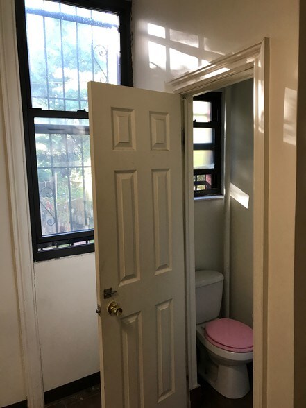 More Photos Of 685 Manhattan Ave, Brooklyn Storefront Retail Residential For Lease