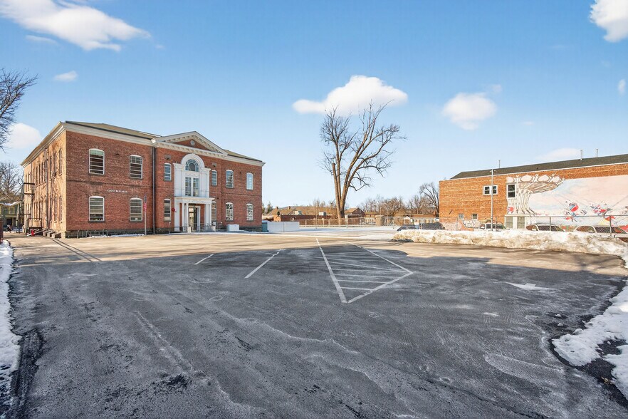 More Photos Of 61 Crown St, Kingston Office For Lease