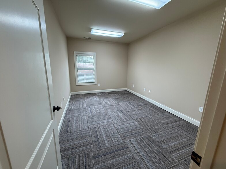 More Photos Of 1995 Skibo Rd, Fayetteville Office For Lease