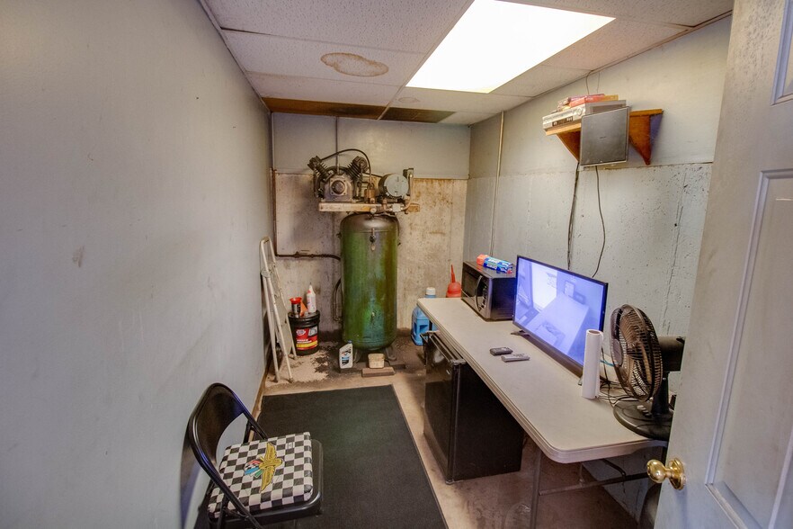 More Photos Of 808 E Broadway, Alton Specialty For Sale