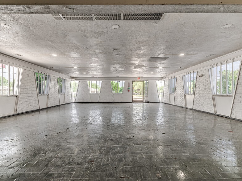 More Photos Of 741 NW 12th St, Moore Restaurant For Lease