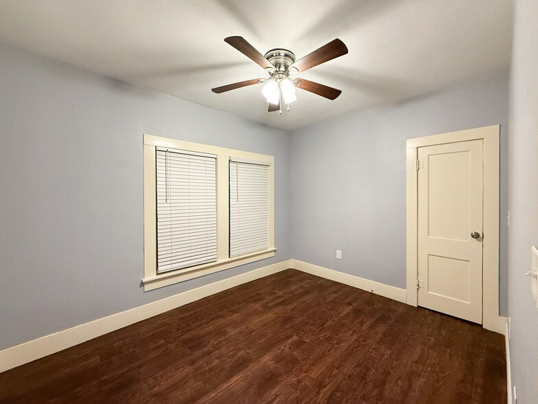 More Photos Of 211 Second St, Denton Flex For Sale