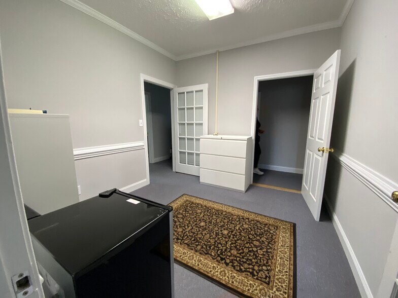 More Photos Of 2944 Breezewood Ave, Fayetteville Office For Lease