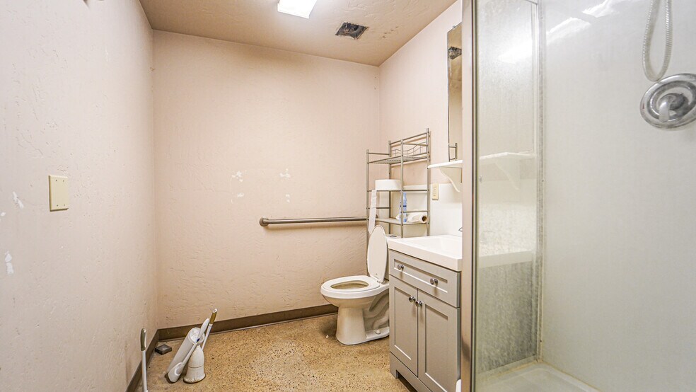 More Photos Of 5500 SW Moody St, Victoria Manufacturing For Sale