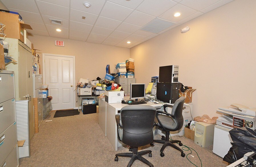 More Photos Of 590 Sunrise Hwy, Baldwin Freestanding For Lease