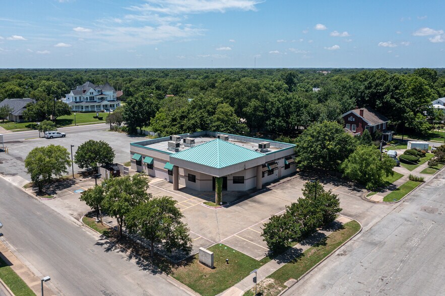 More Photos Of 201 W 5th St, Bonham Medical For Sale