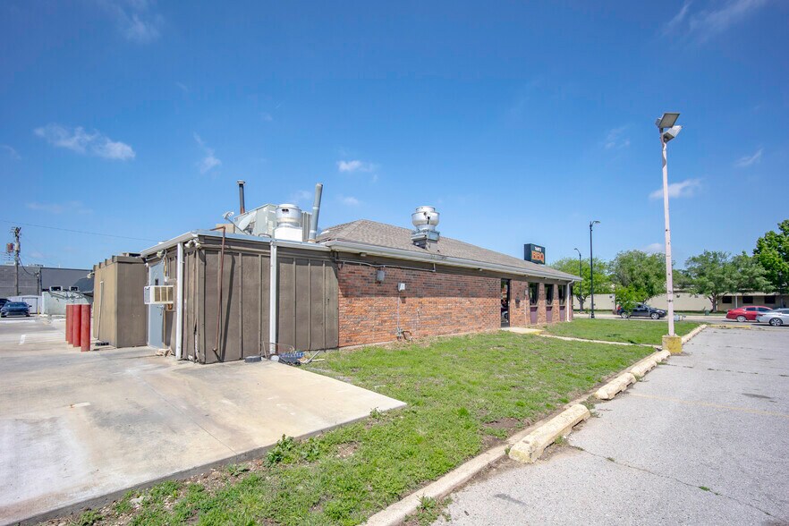 More Photos Of 1514 W Lindsey St, Norman Restaurant For Lease