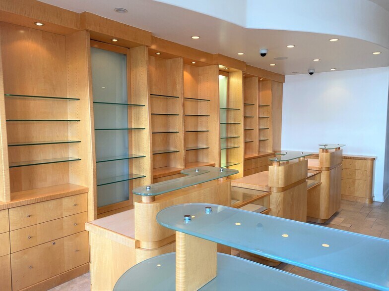 More Photos Of 449-451 N Canon Dr, Beverly Hills Unknown For Lease