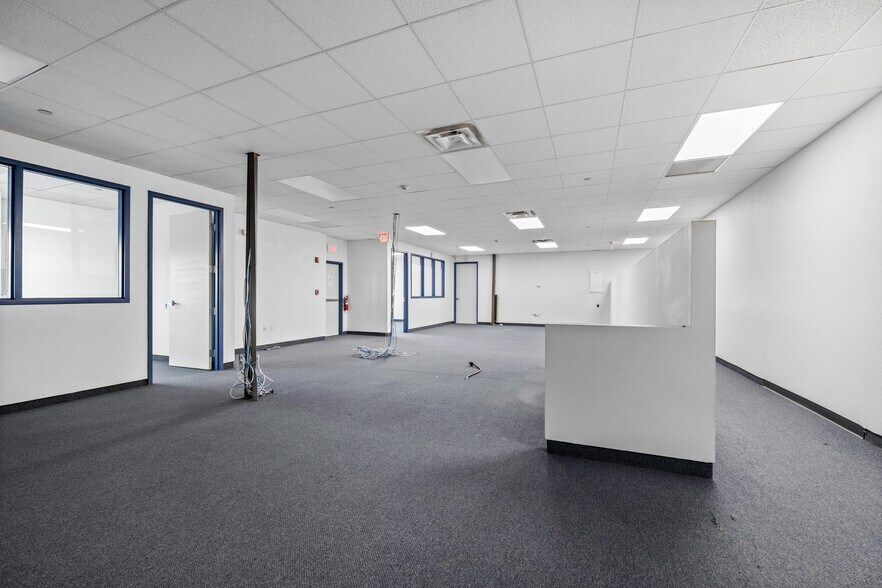 More Photos Of 6015 31st St E, Bradenton Office For Sale