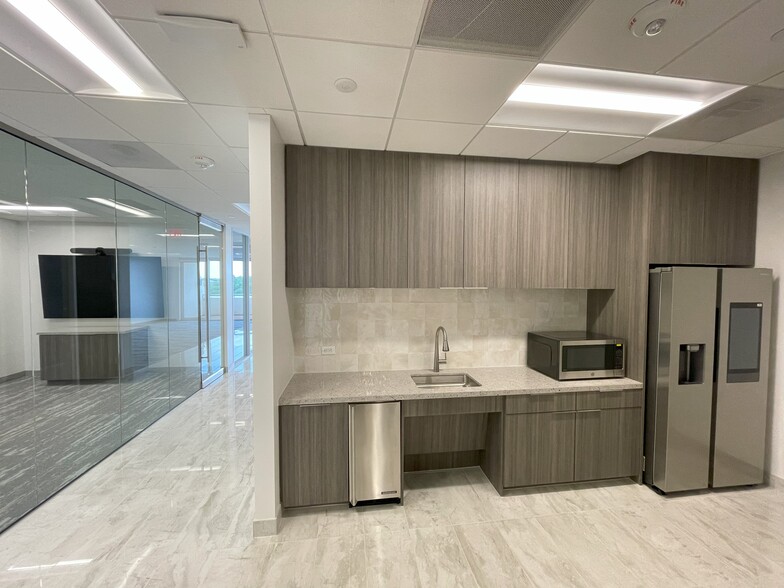 More Photos Of 1301 Solana Blvd, Westlake Unknown For Lease