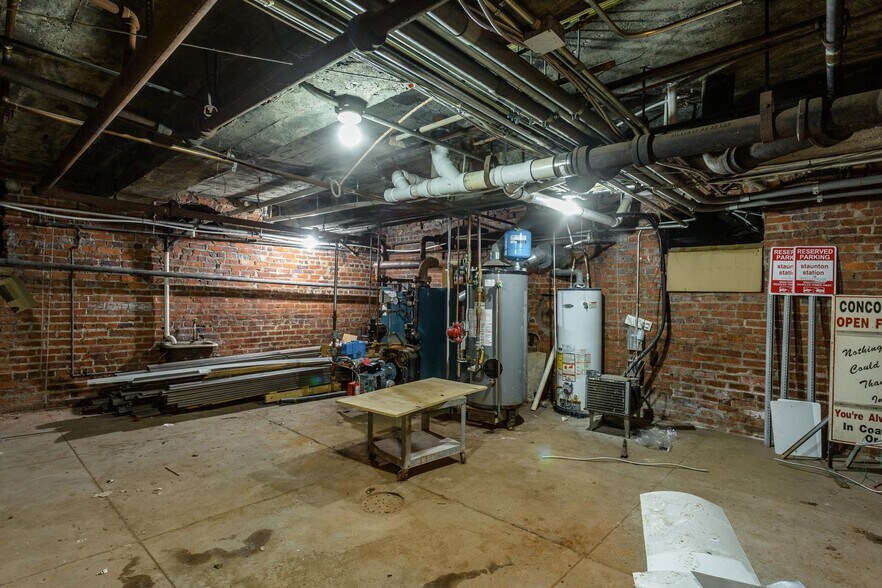 More Photos Of 12 Middlebrook Ave, Staunton Restaurant For Lease